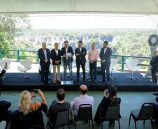 Compromisso com o desenvolvimento sustentável, reformas estruturantes, proteção das fronteiras e um pedido para que o governo federal dê suporte aos estados para um possível enfrentamento ao coronavírus estão entre os principais pontos da Carta de Foz do Iguaçu. O documento final do encontro do Consórcio de Integração Sul e Sudeste (Cosud) foi apresentado neste sábado (29) pelos governadores das duas regiões, durante uma coletiva de imprensa no Parque Nacional do Iguaçu. 