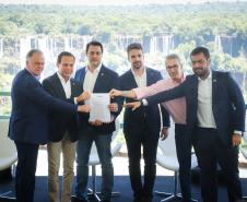 Compromisso com o desenvolvimento sustentável, reformas estruturantes, proteção das fronteiras e um pedido para que o governo federal dê suporte aos estados para um possível enfrentamento ao coronavírus estão entre os principais pontos da Carta de Foz do Iguaçu. O documento final do encontro do Consórcio de Integração Sul e Sudeste (Cosud) foi apresentado neste sábado (29) pelos governadores das duas regiões, durante uma coletiva de imprensa no Parque Nacional do Iguaçu. 