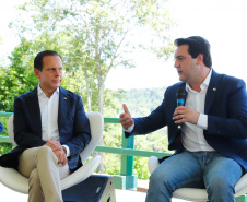 Compromisso com o desenvolvimento sustentável, reformas estruturantes, proteção das fronteiras e um pedido para que o governo federal dê suporte aos estados para um possível enfrentamento ao coronavírus estão entre os principais pontos da Carta de Foz do Iguaçu. O documento final do encontro do Consórcio de Integração Sul e Sudeste (Cosud) foi apresentado neste sábado (29) pelos governadores das duas regiões, durante uma coletiva de imprensa no Parque Nacional do Iguaçu. 
