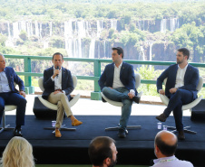 Compromisso com o desenvolvimento sustentável, reformas estruturantes, proteção das fronteiras e um pedido para que o governo federal dê suporte aos estados para um possível enfrentamento ao coronavírus estão entre os principais pontos da Carta de Foz do Iguaçu. O documento final do encontro do Consórcio de Integração Sul e Sudeste (Cosud) foi apresentado neste sábado (29) pelos governadores das duas regiões, durante uma coletiva de imprensa no Parque Nacional do Iguaçu. 