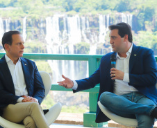 Compromisso com o desenvolvimento sustentável, reformas estruturantes, proteção das fronteiras e um pedido para que o governo federal dê suporte aos estados para um possível enfrentamento ao coronavírus estão entre os principais pontos da Carta de Foz do Iguaçu. O documento final do encontro do Consórcio de Integração Sul e Sudeste (Cosud) foi apresentado neste sábado (29) pelos governadores das duas regiões, durante uma coletiva de imprensa no Parque Nacional do Iguaçu. 
