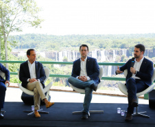 Compromisso com o desenvolvimento sustentável, reformas estruturantes, proteção das fronteiras e um pedido para que o governo federal dê suporte aos estados para um possível enfrentamento ao coronavírus estão entre os principais pontos da Carta de Foz do Iguaçu. O documento final do encontro do Consórcio de Integração Sul e Sudeste (Cosud) foi apresentado neste sábado (29) pelos governadores das duas regiões, durante uma coletiva de imprensa no Parque Nacional do Iguaçu. 
