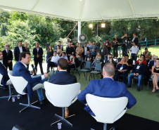 Compromisso com o desenvolvimento sustentável, reformas estruturantes, proteção das fronteiras e um pedido para que o governo federal dê suporte aos estados para um possível enfrentamento ao coronavírus estão entre os principais pontos da Carta de Foz do Iguaçu. O documento final do encontro do Consórcio de Integração Sul e Sudeste (Cosud) foi apresentado neste sábado (29) pelos governadores das duas regiões, durante uma coletiva de imprensa no Parque Nacional do Iguaçu. 