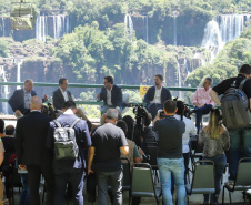 Compromisso com o desenvolvimento sustentável, reformas estruturantes, proteção das fronteiras e um pedido para que o governo federal dê suporte aos estados para um possível enfrentamento ao coronavírus estão entre os principais pontos da Carta de Foz do Iguaçu. O documento final do encontro do Consórcio de Integração Sul e Sudeste (Cosud) foi apresentado neste sábado (29) pelos governadores das duas regiões, durante uma coletiva de imprensa no Parque Nacional do Iguaçu. 