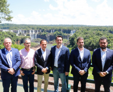 Compromisso com o desenvolvimento sustentável, reformas estruturantes, proteção das fronteiras e um pedido para que o governo federal dê suporte aos estados para um possível enfrentamento ao coronavírus estão entre os principais pontos da Carta de Foz do Iguaçu. O documento final do encontro do Consórcio de Integração Sul e Sudeste (Cosud) foi apresentado neste sábado (29) pelos governadores das duas regiões, durante uma coletiva de imprensa no Parque Nacional do Iguaçu. 
