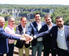 Compromisso com o desenvolvimento sustentável, reformas estruturantes, proteção das fronteiras e um pedido para que o governo federal dê suporte aos estados para um possível enfrentamento ao coronavírus estão entre os principais pontos da Carta de Foz do Iguaçu. O documento final do encontro do Consórcio de Integração Sul e Sudeste (Cosud) foi apresentado neste sábado (29) pelos governadores das duas regiões, durante uma coletiva de imprensa no Parque Nacional do Iguaçu. 