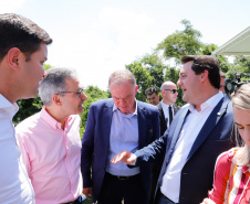Compromisso com o desenvolvimento sustentável, reformas estruturantes, proteção das fronteiras e um pedido para que o governo federal dê suporte aos estados para um possível enfrentamento ao coronavírus estão entre os principais pontos da Carta de Foz do Iguaçu. O documento final do encontro do Consórcio de Integração Sul e Sudeste (Cosud) foi apresentado neste sábado (29) pelos governadores das duas regiões, durante uma coletiva de imprensa no Parque Nacional do Iguaçu. 
