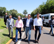 Compromisso com o desenvolvimento sustentável, reformas estruturantes, proteção das fronteiras e um pedido para que o governo federal dê suporte aos estados para um possível enfrentamento ao coronavírus estão entre os principais pontos da Carta de Foz do Iguaçu. O documento final do encontro do Consórcio de Integração Sul e Sudeste (Cosud) foi apresentado neste sábado (29) pelos governadores das duas regiões, durante uma coletiva de imprensa no Parque Nacional do Iguaçu. 