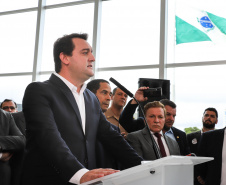 O governador Carlos Massa Ratinho Junior formalizou nesta terça-feira (03) o início do concurso para contratação de 2.400 policiais e bombeiros militares. Em solenidade no Palácio Iguaçu, o governador firmou o contrato com a Fundação da Universidade Federal do Paraná (Funpar), que será a responsável pela organização do concurso.