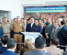 O governador Carlos Massa Ratinho Junior formalizou nesta terça-feira (03) o início do concurso para contratação de 2.400 policiais e bombeiros militares. Em solenidade no Palácio Iguaçu, o governador firmou o contrato com a Fundação da Universidade Federal do Paraná (Funpar), que será a responsável pela organização do concurso.