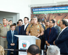 O governador Carlos Massa Ratinho Junior formalizou nesta terça-feira (03) o início do concurso para contratação de 2.400 policiais e bombeiros militares. Em solenidade no Palácio Iguaçu, o governador firmou o contrato com a Fundação da Universidade Federal do Paraná (Funpar), que será a responsável pela organização do concurso.