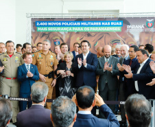 O governador Carlos Massa Ratinho Junior formalizou nesta terça-feira (03) o início do concurso para contratação de 2.400 policiais e bombeiros militares. Em solenidade no Palácio Iguaçu, o governador firmou o contrato com a Fundação da Universidade Federal do Paraná (Funpar), que será a responsável pela organização do concurso.