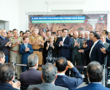 O governador Carlos Massa Ratinho Junior formalizou nesta terça-feira (03) o início do concurso para contratação de 2.400 policiais e bombeiros militares. Em solenidade no Palácio Iguaçu, o governador firmou o contrato com a Fundação da Universidade Federal do Paraná (Funpar), que será a responsável pela organização do concurso.