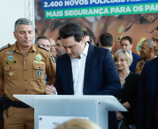 O governador Carlos Massa Ratinho Junior formalizou nesta terça-feira (03) o início do concurso para contratação de 2.400 policiais e bombeiros militares. Em solenidade no Palácio Iguaçu, o governador firmou o contrato com a Fundação da Universidade Federal do Paraná (Funpar), que será a responsável pela organização do concurso.