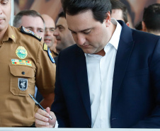 O governador Carlos Massa Ratinho Junior formalizou nesta terça-feira (03) o início do concurso para contratação de 2.400 policiais e bombeiros militares. Em solenidade no Palácio Iguaçu, o governador firmou o contrato com a Fundação da Universidade Federal do Paraná (Funpar), que será a responsável pela organização do concurso.