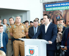 O governador Carlos Massa Ratinho Junior formalizou nesta terça-feira (03) o início do concurso para contratação de 2.400 policiais e bombeiros militares. Em solenidade no Palácio Iguaçu, o governador firmou o contrato com a Fundação da Universidade Federal do Paraná (Funpar), que será a responsável pela organização do concurso.