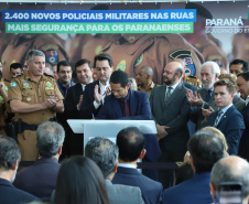 O governador Carlos Massa Ratinho Junior formalizou nesta terça-feira (03) o início do concurso para contratação de 2.400 policiais e bombeiros militares. Em solenidade no Palácio Iguaçu, o governador firmou o contrato com a Fundação da Universidade Federal do Paraná (Funpar), que será a responsável pela organização do concurso.