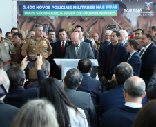 O governador Carlos Massa Ratinho Junior formalizou nesta terça-feira (03) o início do concurso para contratação de 2.400 policiais e bombeiros militares. Em solenidade no Palácio Iguaçu, o governador firmou o contrato com a Fundação da Universidade Federal do Paraná (Funpar), que será a responsável pela organização do concurso.