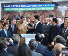 O governador Carlos Massa Ratinho Junior formalizou nesta terça-feira (03) o início do concurso para contratação de 2.400 policiais e bombeiros militares. Em solenidade no Palácio Iguaçu, o governador firmou o contrato com a Fundação da Universidade Federal do Paraná (Funpar), que será a responsável pela organização do concurso.