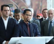 O governador Carlos Massa Ratinho Junior formalizou nesta terça-feira (03) o início do concurso para contratação de 2.400 policiais e bombeiros militares. Em solenidade no Palácio Iguaçu, o governador firmou o contrato com a Fundação da Universidade Federal do Paraná (Funpar), que será a responsável pela organização do concurso.