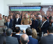 O governador Carlos Massa Ratinho Junior formalizou nesta terça-feira (03) o início do concurso para contratação de 2.400 policiais e bombeiros militares. Em solenidade no Palácio Iguaçu, o governador firmou o contrato com a Fundação da Universidade Federal do Paraná (Funpar), que será a responsável pela organização do concurso.