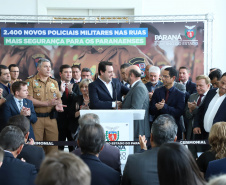O governador Carlos Massa Ratinho Junior formalizou nesta terça-feira (03) o início do concurso para contratação de 2.400 policiais e bombeiros militares. Em solenidade no Palácio Iguaçu, o governador firmou o contrato com a Fundação da Universidade Federal do Paraná (Funpar), que será a responsável pela organização do concurso.