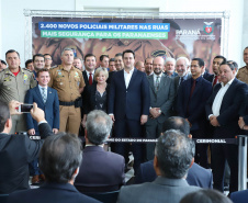 O governador Carlos Massa Ratinho Junior formalizou nesta terça-feira (03) o início do concurso para contratação de 2.400 policiais e bombeiros militares. Em solenidade no Palácio Iguaçu, o governador firmou o contrato com a Fundação da Universidade Federal do Paraná (Funpar), que será a responsável pela organização do concurso.