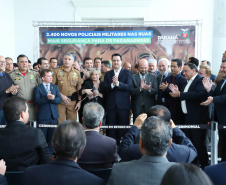 O governador Carlos Massa Ratinho Junior formalizou nesta terça-feira (03) o início do concurso para contratação de 2.400 policiais e bombeiros militares. Em solenidade no Palácio Iguaçu, o governador firmou o contrato com a Fundação da Universidade Federal do Paraná (Funpar), que será a responsável pela organização do concurso.