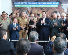 O governador Carlos Massa Ratinho Junior formalizou nesta terça-feira (03) o início do concurso para contratação de 2.400 policiais e bombeiros militares. Em solenidade no Palácio Iguaçu, o governador firmou o contrato com a Fundação da Universidade Federal do Paraná (Funpar), que será a responsável pela organização do concurso.
