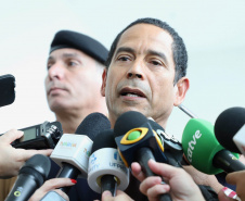 O governador Carlos Massa Ratinho Junior formalizou nesta terça-feira (03) o início do concurso para contratação de 2.400 policiais e bombeiros militares. Em solenidade no Palácio Iguaçu, o governador firmou o contrato com a Fundação da Universidade Federal do Paraná (Funpar), que será a responsável pela organização do concurso.