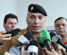O governador Carlos Massa Ratinho Junior formalizou nesta terça-feira (03) o início do concurso para contratação de 2.400 policiais e bombeiros militares. Em solenidade no Palácio Iguaçu, o governador firmou o contrato com a Fundação da Universidade Federal do Paraná (Funpar), que será a responsável pela organização do concurso.