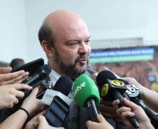 O governador Carlos Massa Ratinho Junior formalizou nesta terça-feira (03) o início do concurso para contratação de 2.400 policiais e bombeiros militares. Em solenidade no Palácio Iguaçu, o governador firmou o contrato com a Fundação da Universidade Federal do Paraná (Funpar), que será a responsável pela organização do concurso.