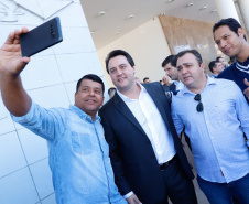 Veículos repassados pelo governador Ratinho Junior beneficiam 96 municípios e estão dentro da política de levar a saúde para mais perto das pessoas. Investimento foi de R$ 16,4 milhões e faz parte de um pacote que poderá abranger 1.500 equipamentos nos próximos meses.
Foto: Rodrigo Felix Leal
