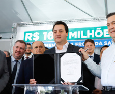 Veículos repassados pelo governador Ratinho Junior beneficiam 96 municípios e estão dentro da política de levar a saúde para mais perto das pessoas. Investimento foi de R$ 16,4 milhões e faz parte de um pacote que poderá abranger 1.500 equipamentos nos próximos meses.
Foto: Rodrigo Felix Leal