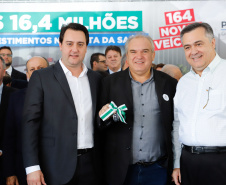 Veículos repassados pelo governador Ratinho Junior beneficiam 96 municípios e estão dentro da política de levar a saúde para mais perto das pessoas. Investimento foi de R$ 16,4 milhões e faz parte de um pacote que poderá abranger 1.500 equipamentos nos próximos meses.
Foto: Rodrigo Felix Leal