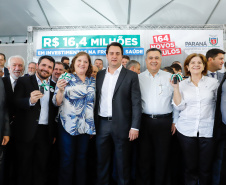 Veículos repassados pelo governador Ratinho Junior beneficiam 96 municípios e estão dentro da política de levar a saúde para mais perto das pessoas. Investimento foi de R$ 16,4 milhões e faz parte de um pacote que poderá abranger 1.500 equipamentos nos próximos meses.
Foto: Rodrigo Felix Leal