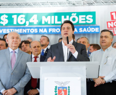 Veículos repassados pelo governador Ratinho Junior beneficiam 96 municípios e estão dentro da política de levar a saúde para mais perto das pessoas. Investimento foi de R$ 16,4 milhões e faz parte de um pacote que poderá abranger 1.500 equipamentos nos próximos meses.
Foto: Rodrigo Felix Leal