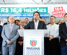 Veículos repassados pelo governador Ratinho Junior beneficiam 96 municípios e estão dentro da política de levar a saúde para mais perto das pessoas. Investimento foi de R$ 16,4 milhões e faz parte de um pacote que poderá abranger 1.500 equipamentos nos próximos meses.
Foto: Rodrigo Felix Leal