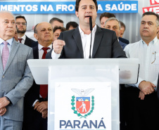 Veículos repassados pelo governador Ratinho Junior beneficiam 96 municípios e estão dentro da política de levar a saúde para mais perto das pessoas. Investimento foi de R$ 16,4 milhões e faz parte de um pacote que poderá abranger 1.500 equipamentos nos próximos meses.
Foto: Rodrigo Felix Leal