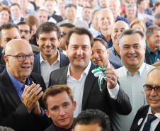 Veículos repassados pelo governador Ratinho Junior beneficiam 96 municípios e estão dentro da política de levar a saúde para mais perto das pessoas. Investimento foi de R$ 16,4 milhões e faz parte de um pacote que poderá abranger 1.500 equipamentos nos próximos meses.
Foto: Rodrigo Felix Leal