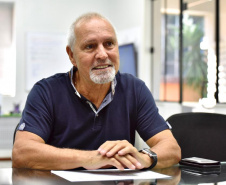 A empresa pública Portos do Paraná esteve presente no curso sobre o uso do Canal do Panamá como alternativa para o escoamento da produção até a Ásia, que começou segunda-feira e se encerrou nesta quarta-feira (4), na Cidade do Panamá. Nos três dias, representantes das autoridades portuárias de países da América Latina, agências e empresas do setor conheceram em detalhes este elo logístico mundial, vantagens e desvantagens dessa rota.Foto: Portos do Paraná