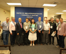 A empresa pública Portos do Paraná esteve presente no curso sobre o uso do Canal do Panamá como alternativa para o escoamento da produção até a Ásia, que começou segunda-feira e se encerrou nesta quarta-feira (4), na Cidade do Panamá. Nos três dias, representantes das autoridades portuárias de países da América Latina, agências e empresas do setor conheceram em detalhes este elo logístico mundial, vantagens e desvantagens dessa rota.Foto: Portos do Paraná