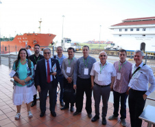 A empresa pública Portos do Paraná esteve presente no curso sobre o uso do Canal do Panamá como alternativa para o escoamento da produção até a Ásia, que começou segunda-feira e se encerrou nesta quarta-feira (4), na Cidade do Panamá. Nos três dias, representantes das autoridades portuárias de países da América Latina, agências e empresas do setor conheceram em detalhes este elo logístico mundial, vantagens e desvantagens dessa rota.Foto: Portos do Paraná