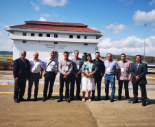 A empresa pública Portos do Paraná esteve presente no curso sobre o uso do Canal do Panamá como alternativa para o escoamento da produção até a Ásia, que começou segunda-feira e se encerrou nesta quarta-feira (4), na Cidade do Panamá. Nos três dias, representantes das autoridades portuárias de países da América Latina, agências e empresas do setor conheceram em detalhes este elo logístico mundial, vantagens e desvantagens dessa rota.Foto: Portos do Paraná