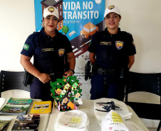 O Pátio de Triagem do Porto de Paranaguá foi sede nesta quarta-feira (04) da primeira edição do Porto em Ação em 2020. Organizado e coordenado pela empresa pública Portos do Paraná, o evento mensal leva até os caminhoneiros serviços e cuidados com a saúde, vacinação, orientação espiritual e palestras sobre trânsito e segurança. Foto: Portos do Paraná