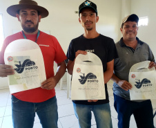 O Pátio de Triagem do Porto de Paranaguá foi sede nesta quarta-feira (04) da primeira edição do Porto em Ação em 2020. Organizado e coordenado pela empresa pública Portos do Paraná, o evento mensal leva até os caminhoneiros serviços e cuidados com a saúde, vacinação, orientação espiritual e palestras sobre trânsito e segurança. Foto: Portos do Paraná