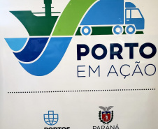 O Pátio de Triagem do Porto de Paranaguá foi sede nesta quarta-feira (04) da primeira edição do Porto em Ação em 2020. Organizado e coordenado pela empresa pública Portos do Paraná, o evento mensal leva até os caminhoneiros serviços e cuidados com a saúde, vacinação, orientação espiritual e palestras sobre trânsito e segurança. Foto: Portos do Paraná