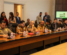 O Governador Carlos Massa Ratinho Junior acompanha nesta quarta-feira (4), o balanço das ações e dos atendimentos feitos durante a temporada Verão Maior 2019/2020, no Litoral e no Interior do Estado. Acompanhado do o secretário da Segurança Pública, Romulo Marinho, coordenador do Verão Maior.   Curitiba, 04/03/2020 - Foto: Geraldo Bubniak/AEN