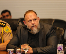 O Governador Carlos Massa Ratinho Junior acompanha nesta quarta-feira (4), o balanço das ações e dos atendimentos feitos durante a temporada Verão Maior 2019/2020, no Litoral e no Interior do Estado. Acompanhado do o secretário da Segurança Pública, Romulo Marinho, coordenador do Verão Maior.   Curitiba, 04/03/2020 - Foto: Geraldo Bubniak/AEN