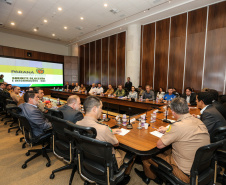 O Governador Carlos Massa Ratinho Junior acompanha nesta quarta-feira (4), o balanço das ações e dos atendimentos feitos durante a temporada Verão Maior 2019/2020, no Litoral e no Interior do Estado. Acompanhado do o secretário da Segurança Pública, Romulo Marinho, coordenador do Verão Maior.   Curitiba, 04/03/2020 - Foto: Geraldo Bubniak/AEN